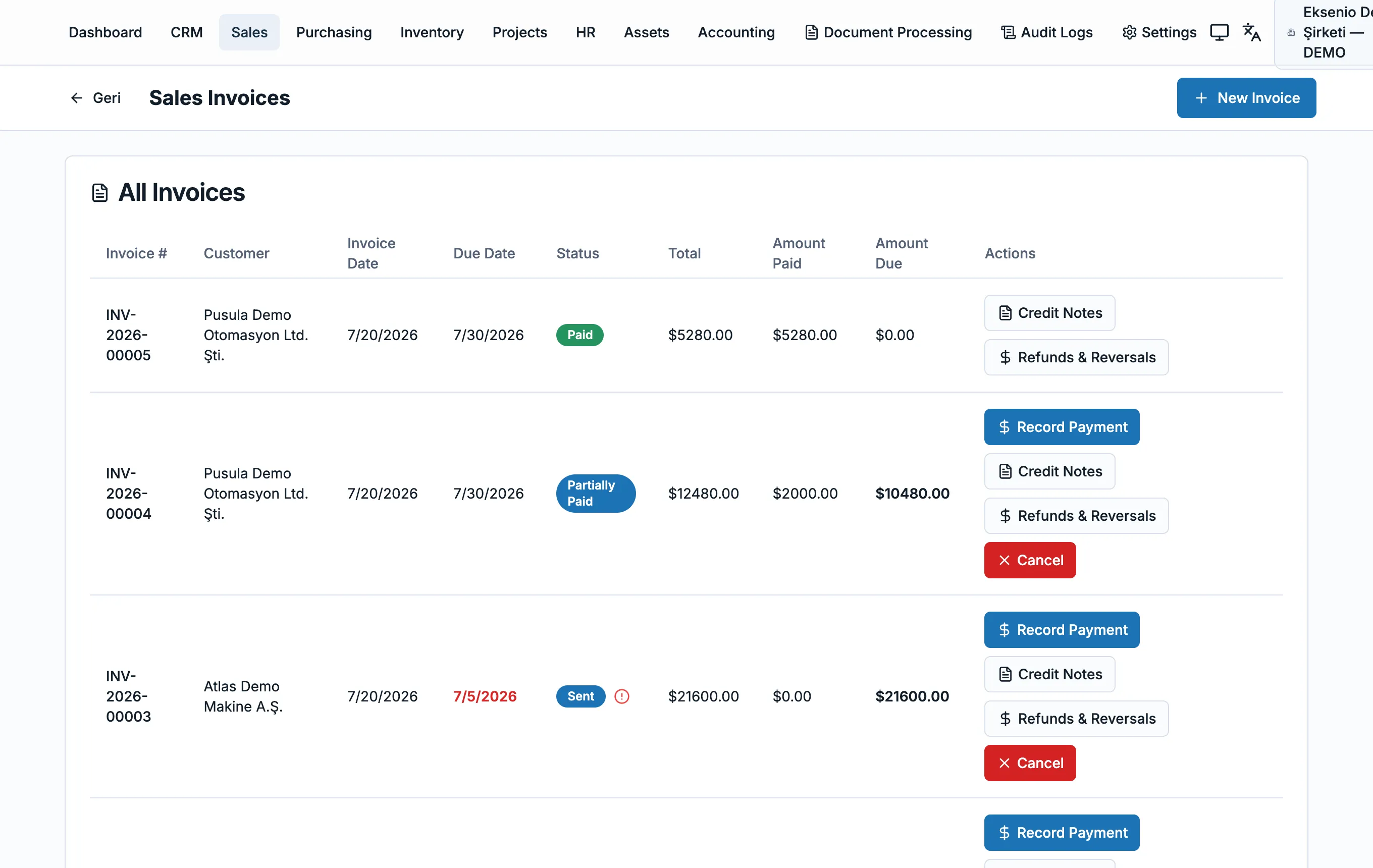 Eksenio sales invoices screen: invoice numbers, customers, amounts and payment statuses.